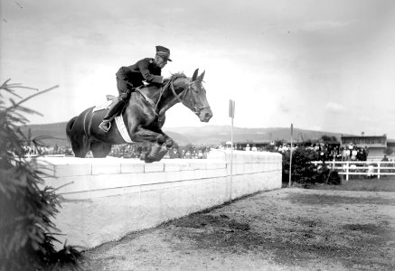 Oberleutnant Kuhn an der Mauer - CH-BAR - 3239776