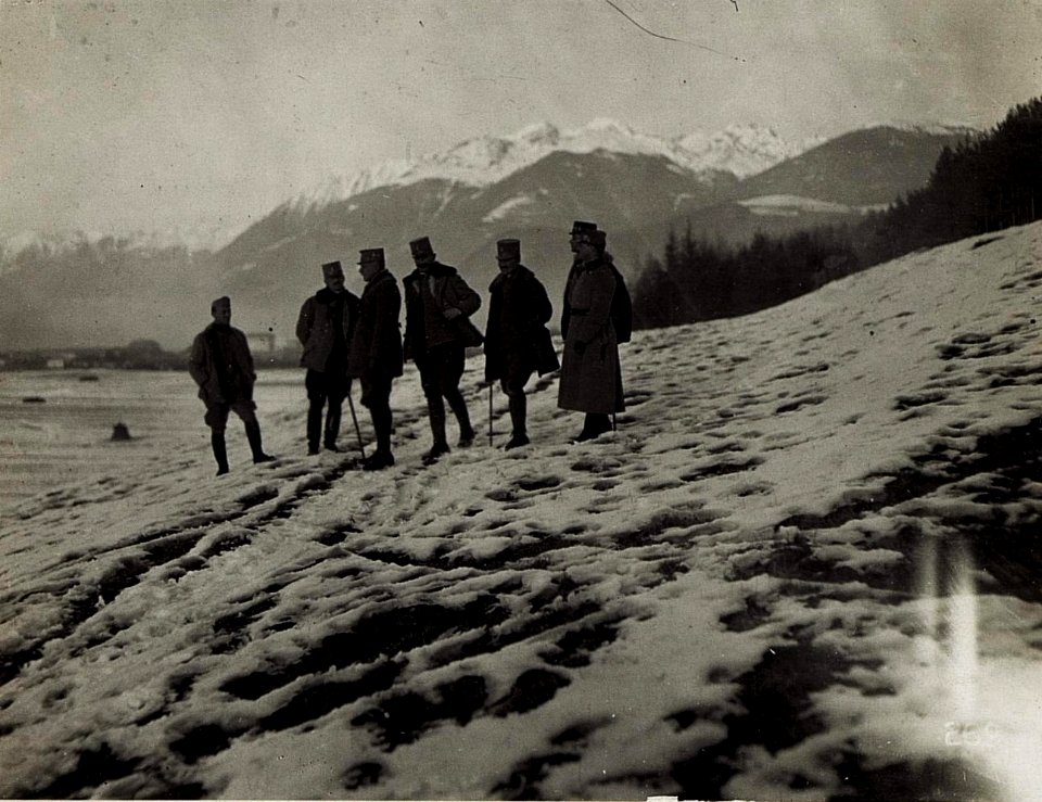 Oberleutnant Langer, Hauptmann Levnaic, Exzellenz Roth, Oberstleutnant von Langer, Oberstleutnant Cuscoleca, Oberleutnant von Radvanyi und Regimentsarzt Dr. Jonass. Nach der Vorführung erster primitiv (BildID 15580638)