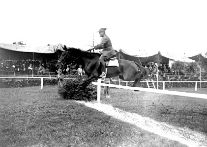 Oberleutnant Peyrot beim Einfachsprung - CH-BAR - 3240665