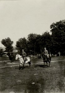 Oberleutnant Reschl und Offizial Marsik vom 9.Korpskommandoi in Olejow beim Reiten (BildID 15544118)