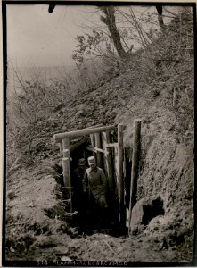 Oberer Ausgang der gedeckten Sappe (Holzsappe) im Abschnitte Podgora-Süd (Kalvarienberg) (BildID 15732257)