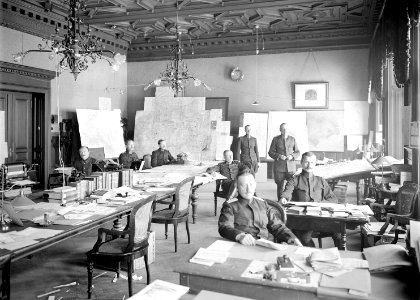 Oberst Egli im Saal für Kriegsoperationen - CH-BAR - 3241815