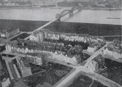 Oberkassel aufgenommen aus dem Parseval-Luftschiff Charlotte zur Städteausstellung in Düsseldorf von Hoffotograf Julius Söhn, 1912