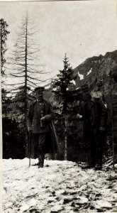 Oberst von Estorff, erster Flügeladjutant des deutschen Kaisers und Oberstleutnant Wittich des Heeresgruppenkommandos. Anhöhe südlich Belvedere (1986m). Geführt um die Marmolatagletscherstellung zu be (BildID 15584970)