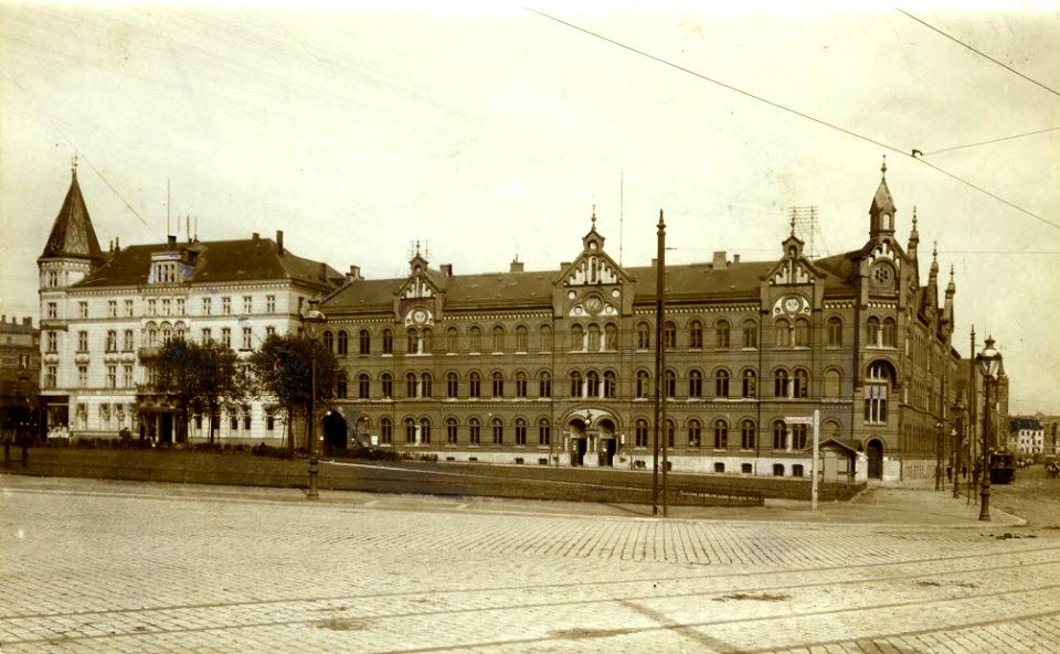 Oberpostdirektion und Hotel Germania (links) (Kiel 55.590)