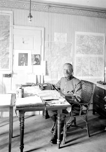 Oberst Bridler, Kdt der Gebirgsbrigade 18, in seinem Büro - CH-BAR - 3238781