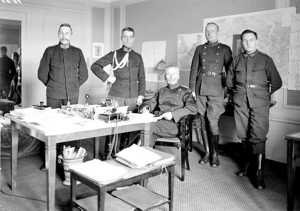 Oberstdivisionär Brügger mit Stab - CH-BAR - 3237831