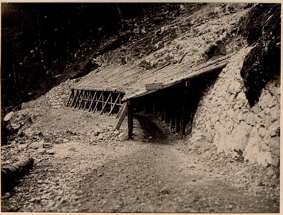 Oberst ROMUS Galerie als Schutz gegen abgehende Lawine am Pulfon Wege auf dem Kozi Brag. Aufgenommen am 17. Mai 1916. (BildID 15475335)