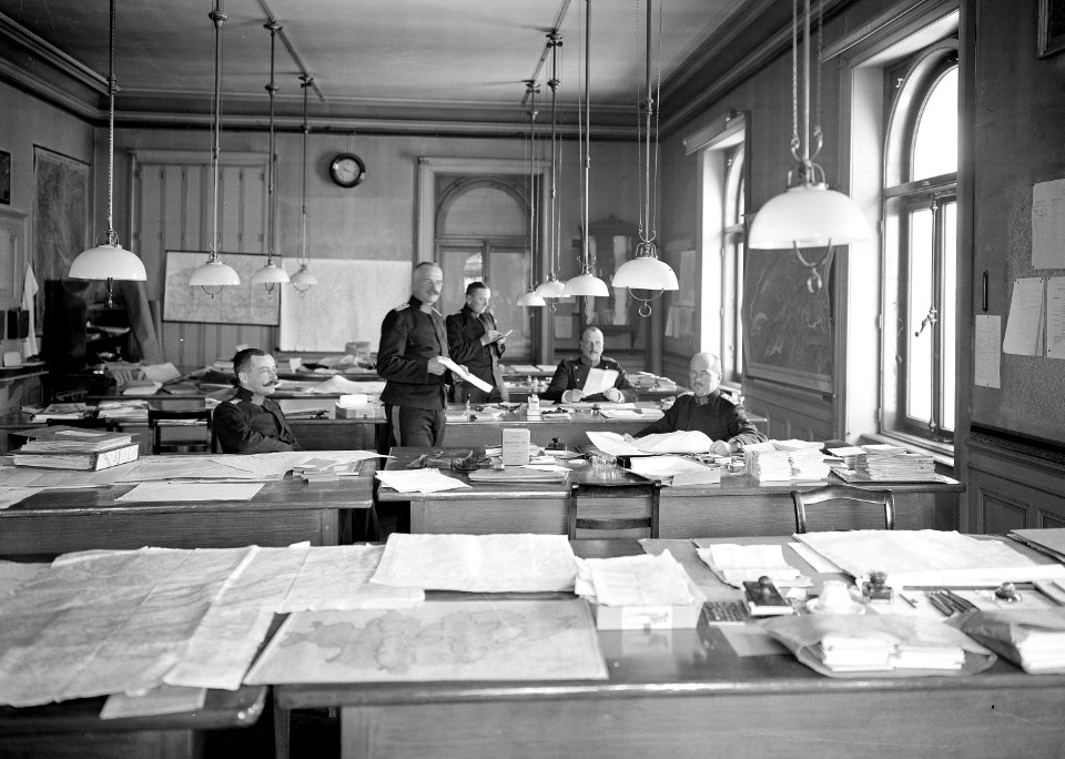Oberst Egli im Saal für Kriegsoperationen - CH-BAR - 3241816