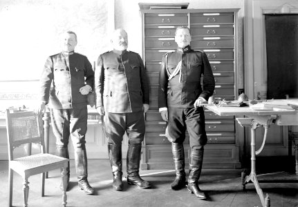 Oberst Weber mit Stabsangehörigen in Büro - CH-BAR - 3237988