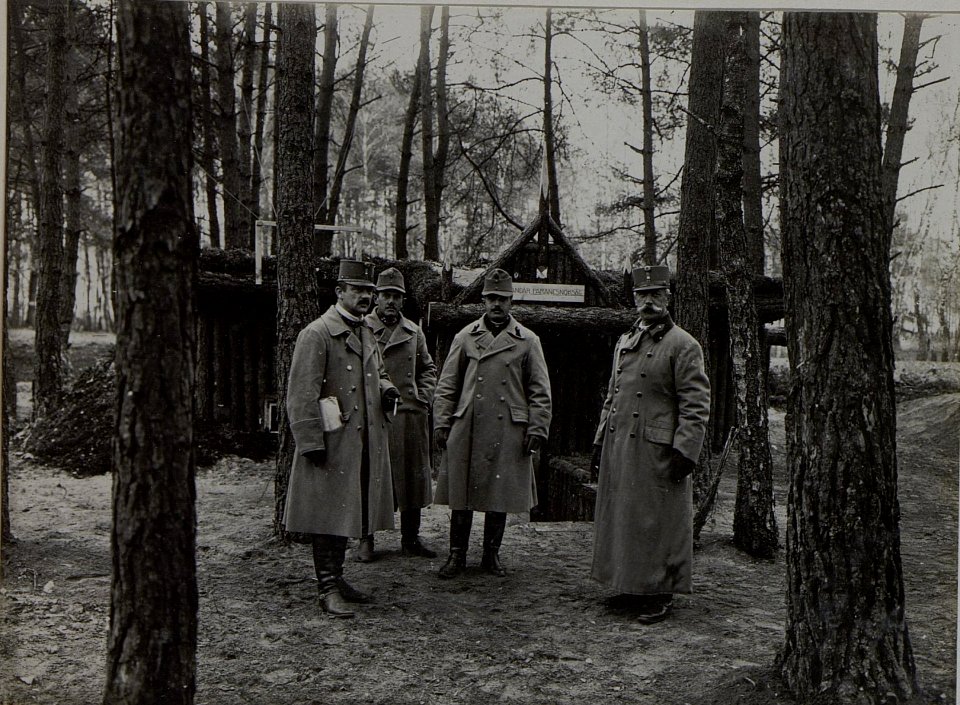 Oberst Lähne, Kommandant der 73. Honved Infanteriebrigade am Tagesstand, 2000 Schritte südlich Mosczczenica, aufgenommen am 21. Oktober 1915 (BildID 15455709)