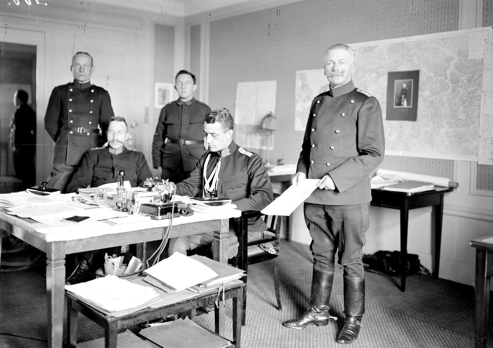 Oberstdivisionär Brügger mit Stab - CH-BAR - 3237830