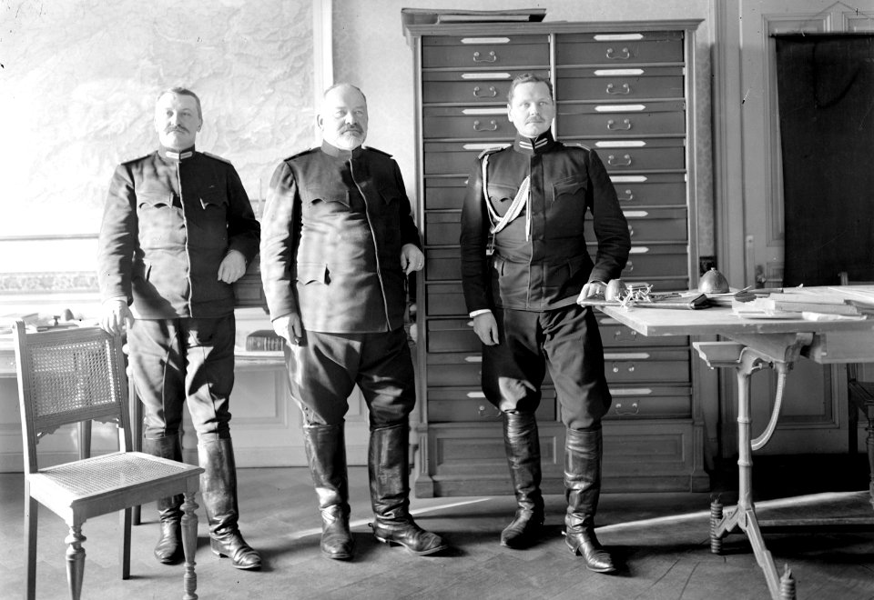 Oberst Weber mit Stabsangehörigen in Büro - CH-BAR - 3237987