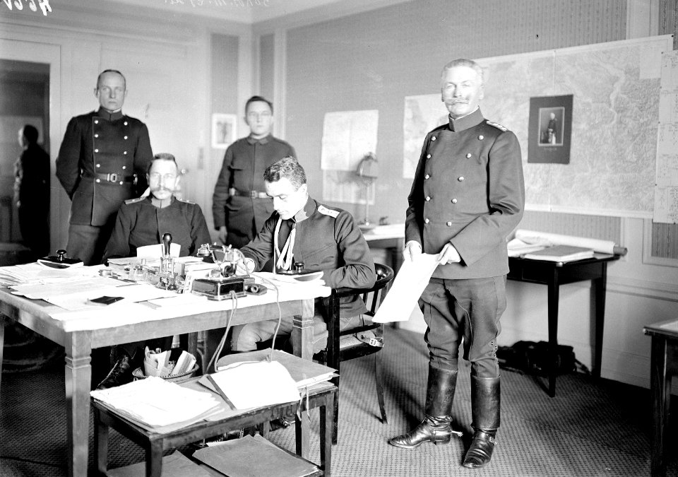 Oberstdivisionär Brügger mit Stab - CH-BAR - 3237832
