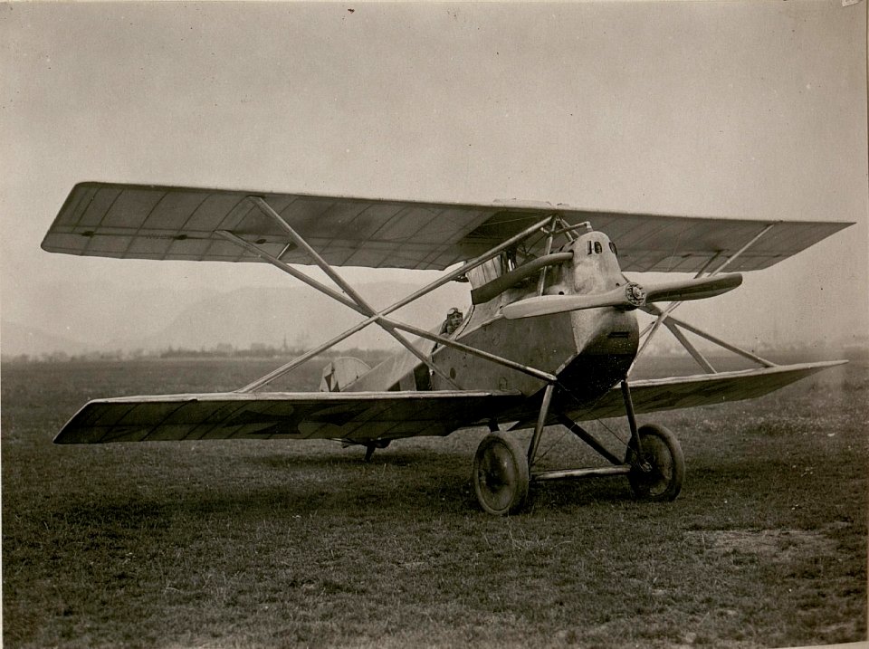 Oblt.Leop.Urban mit Kampfeinsitzer. (14-9.1917.) (BildID 15802176)