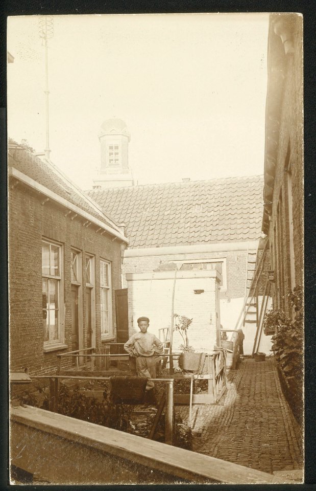 Obreen, Henri Guillaume Arnaud Gezicht in de voormalige Maria Annahof ErfgoedLeiden LEI001005243