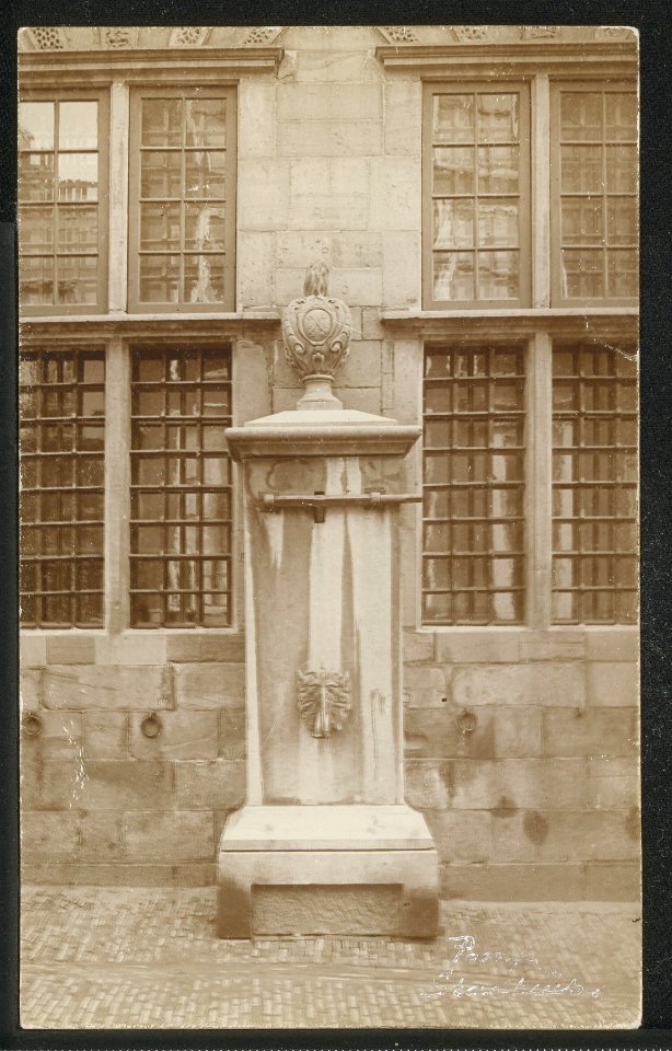 Obreen, Henri Guillaume Arnaud Gezicht op de waterpomp aan de gevel van het stadhuis. ErfgoedLeiden LEI001006016