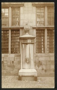 Obreen, Henri Guillaume Arnaud Gezicht op de waterpomp aan de gevel van het stadhuis. ErfgoedLeiden LEI001006016