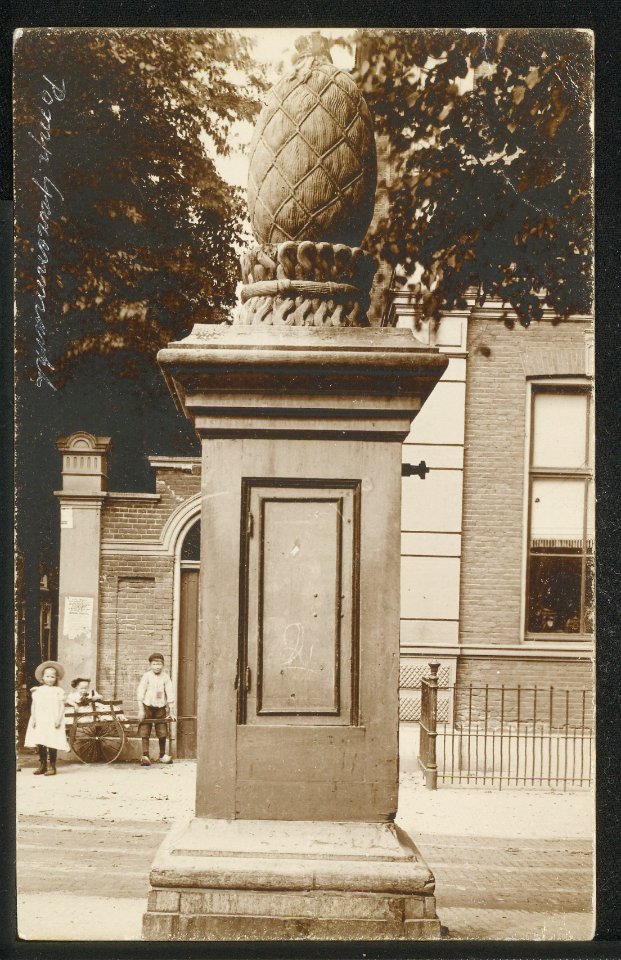 Obreen, Henri Guillaume Arnaud Waterpomp op de Garenmarkt. ErfgoedLeiden LEI001006017