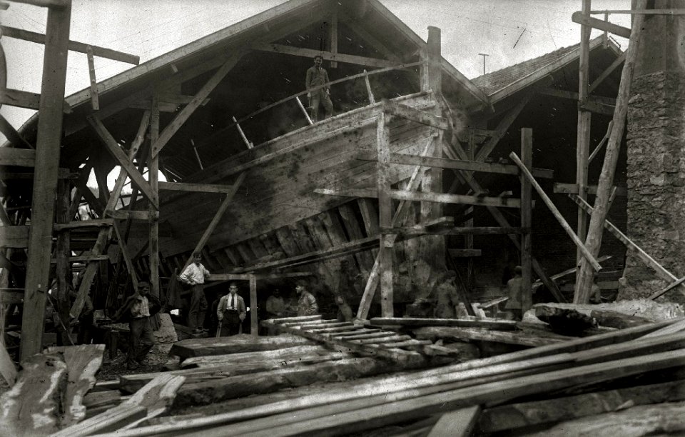 Obreros comenzando a forrar un barco en el Astillero San Roque de Pasaia (1 de 1) - Fondo Car-Kutxa Fototeka