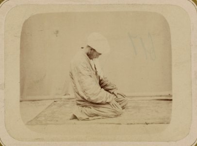 Obriady sovershaemye musul'manami pri molitvie (namaz). Dzhal'sa LCCN2007682918