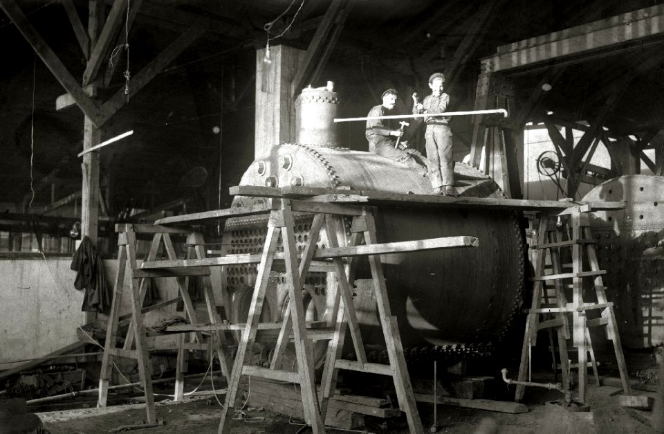 Obreros construyendo una máquina de vapor en el Astillero San Roque de Pasaia (1 de 1) - Fondo Car-Kutxa Fototeka