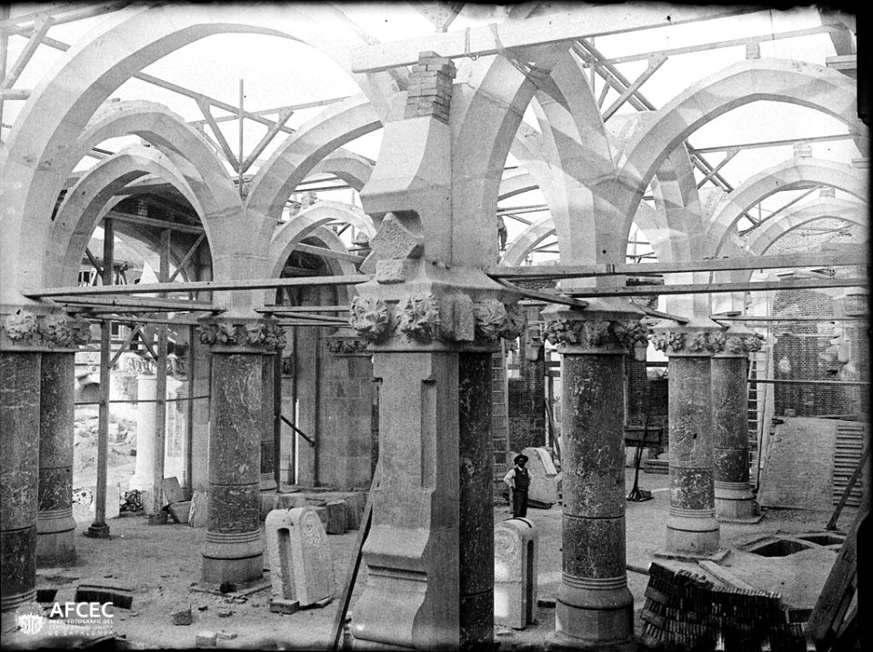 Obres de construcció de la sala central de l'Hospital de la Santa Creu i Sant Pau