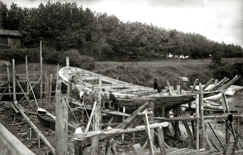 Obreros en la construcción de una embarcación en un astillero de Pasai Donibane (1 de 2) - Fondo Car-Kutxa Fototeka