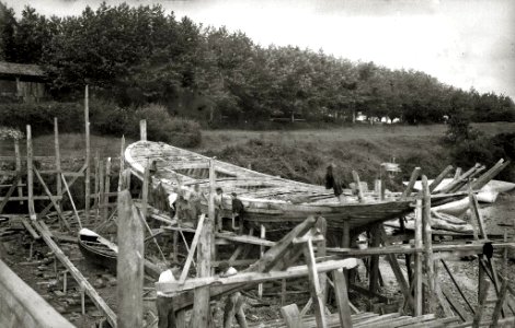 Obreros en la construcción de una embarcación en un astillero de Pasai Donibane (1 de 2) - Fondo Car-Kutxa Fototeka