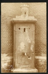 Obreen, Henri Guillaume Arnaud Waterpomp aan de westgevel van de Hooglandse Kerk. ErfgoedLeiden LEI001006018