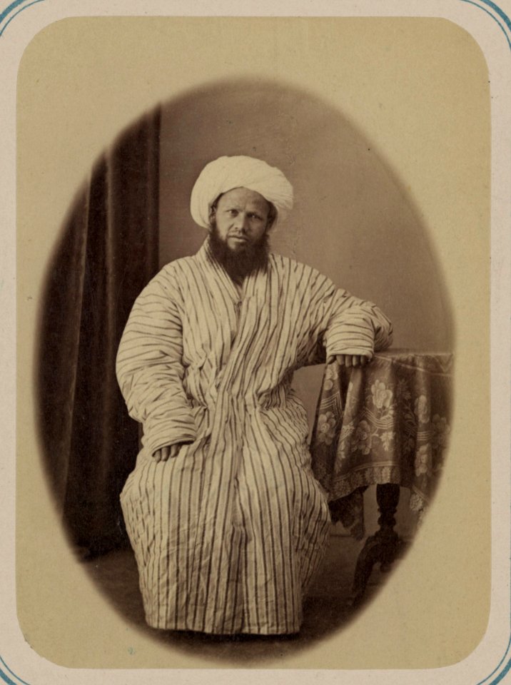 Obshchaia molitva v godovye prazdniki i dolzhnostnyia litsa pri mecheti. Makhsurakhan, Kary Mukhamed-Sherif LCCN2007682928