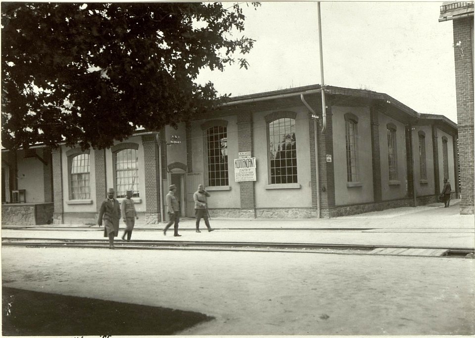 Obstlt. HOLLY Etappen Gruppen Kommando Nro.10 inspiziert das Schanzzeugdepot Nro.7. Aufgenommen am 30.August 1915.Standort, Cellulosefabrik Villach. (BildID 15461602)