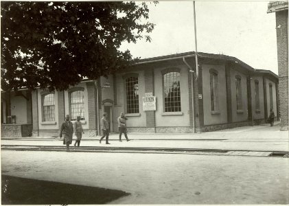 Obstlt. HOLLY Etappen Gruppen Kommando Nro.10 inspiziert das Schanzzeugdepot Nro.7. Aufgenommen am 30.August 1915.Standort, Cellulosefabrik Villach. (BildID 15461602)