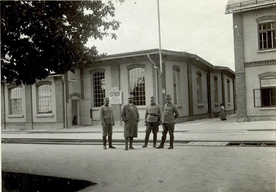Obstlt. HOLLY inspiziert das Schanzzeugdepot Nro.7. Standort Cellulosefabrik Villach. Aufgen.31.August 1915. (BildID 15461623)