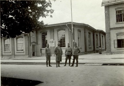 Obstlt. HOLLY inspiziert das Schanzzeugdepot Nro.7. Standort Cellulosefabrik Villach. Aufgen.31.August 1915. (BildID 15461623)