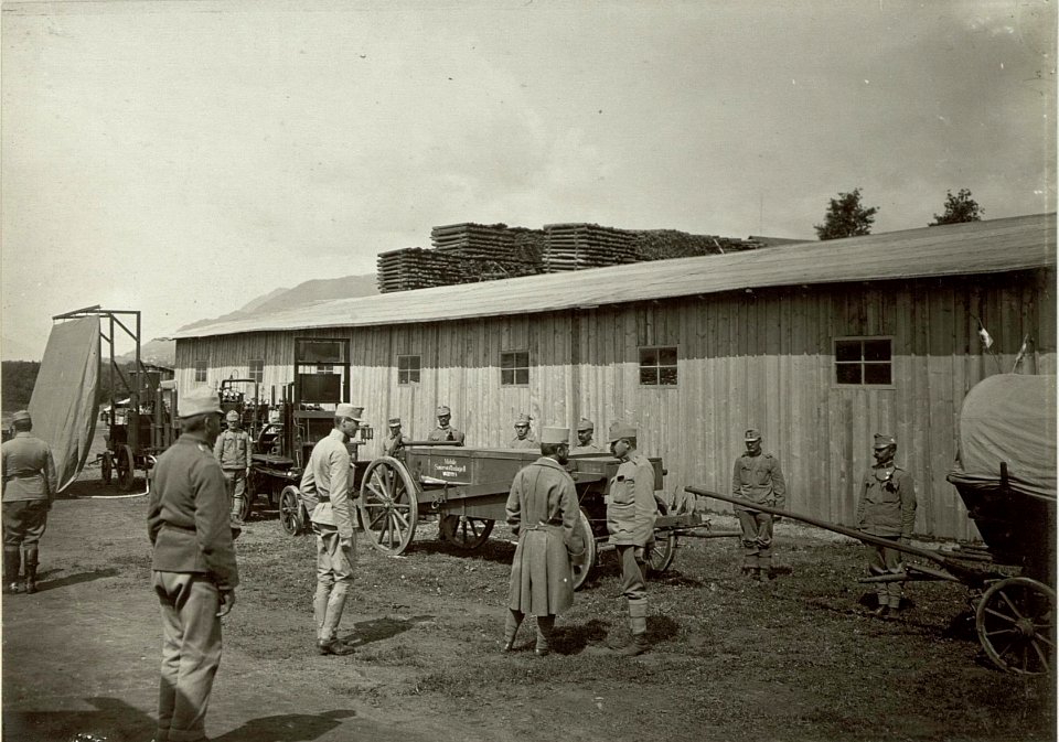 Obstlt. HOLLY inspiziert das Schanzzeugdepot Nro.7. Standort, Cellulosefabrik Villach. Aufgen.31. August 1915. (BildID 15461630)