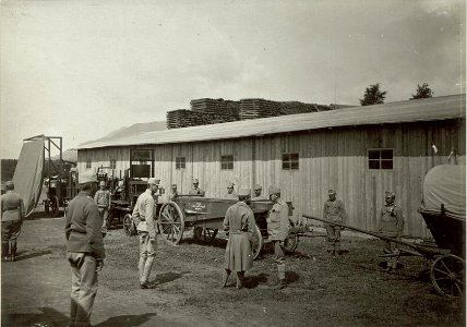 Obstlt. HOLLY inspiziert das Schanzzeugdepot Nro.7. Standort, Cellulosefabrik Villach. Aufgen.31. August 1915. (BildID 15461630)