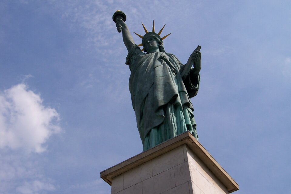 Paris statue of liberty seine