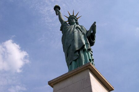 Paris statue of liberty seine
