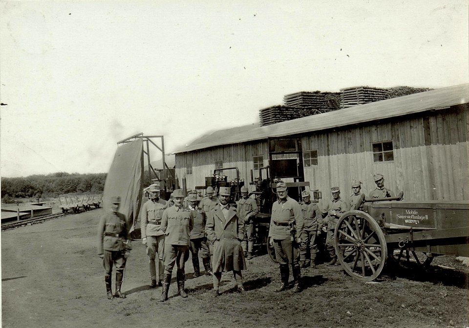 Obstlt. HOLLY inspiziert das Schanzzeugdepot Nro.7. Standort, Cellulosefabrik Seebach. Aufgen.31.August 1915. (BildID 15461609)