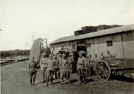 Obstlt. HOLLY inspiziert das Schanzzeugdepot Nro.7. Standort, Cellulosefabrik Seebach. Aufgen.31.August 1915. (BildID 15461609)