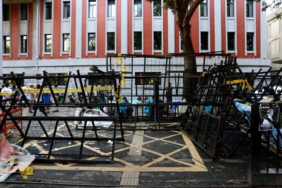 Occupy Ministry of Education (2015-08-01 VOA ) (16)