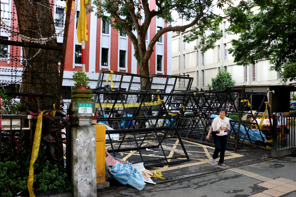 Occupy Ministry of Education (2015-08-01 VOA ) (9)