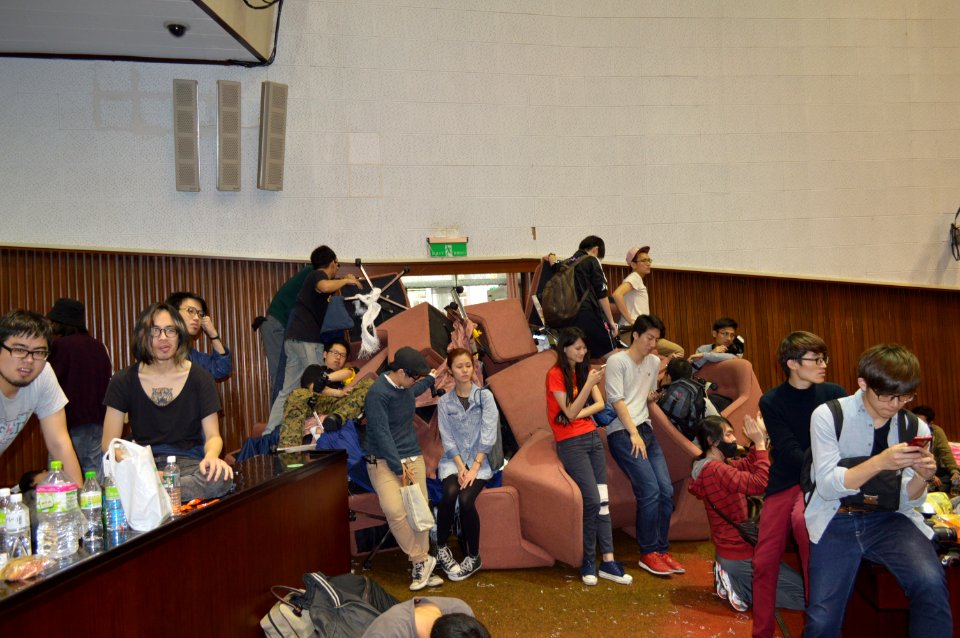 Occupy Taiwan Legislature by VOA (2)