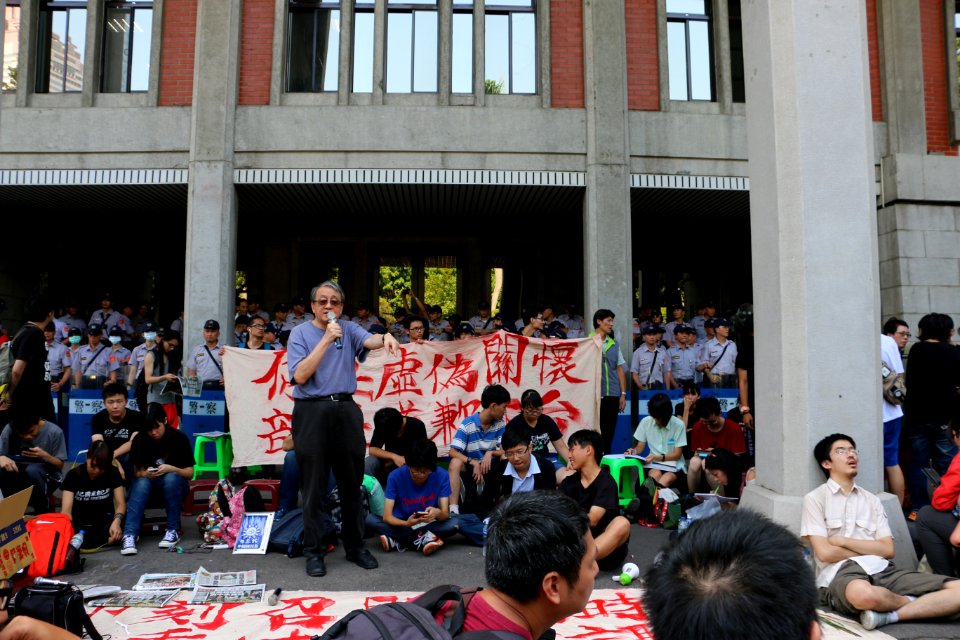 Occupy Ministry of Education (2015-08-01 VOA ) (14)