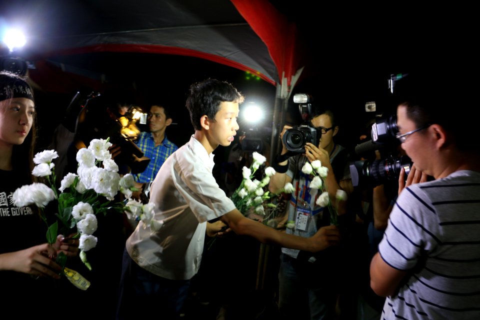 Occupy Ministry of Education (2015-08-01 VOA ) (18)