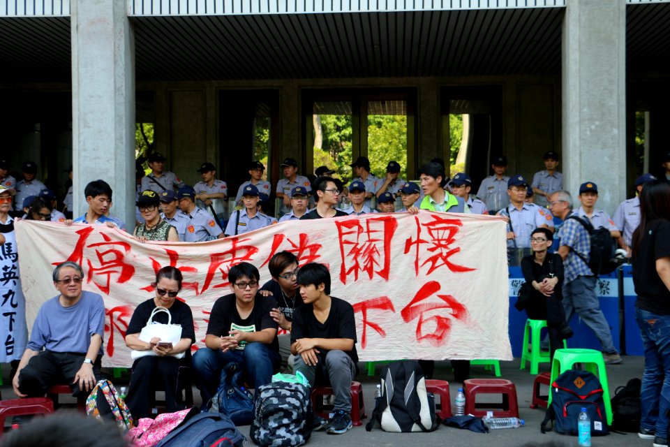 Occupy Ministry of Education (2015-08-01 VOA ) (3)