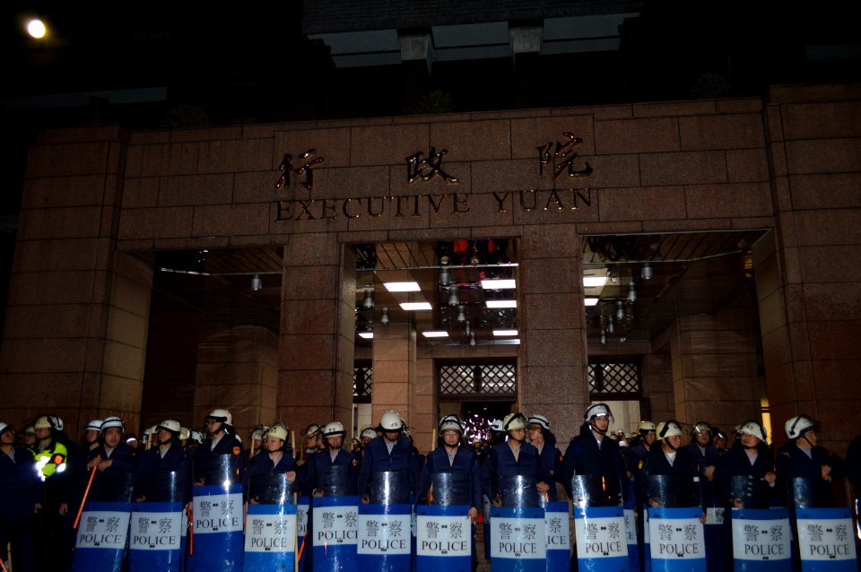 Occupy Executive Yuan by VOA (3)