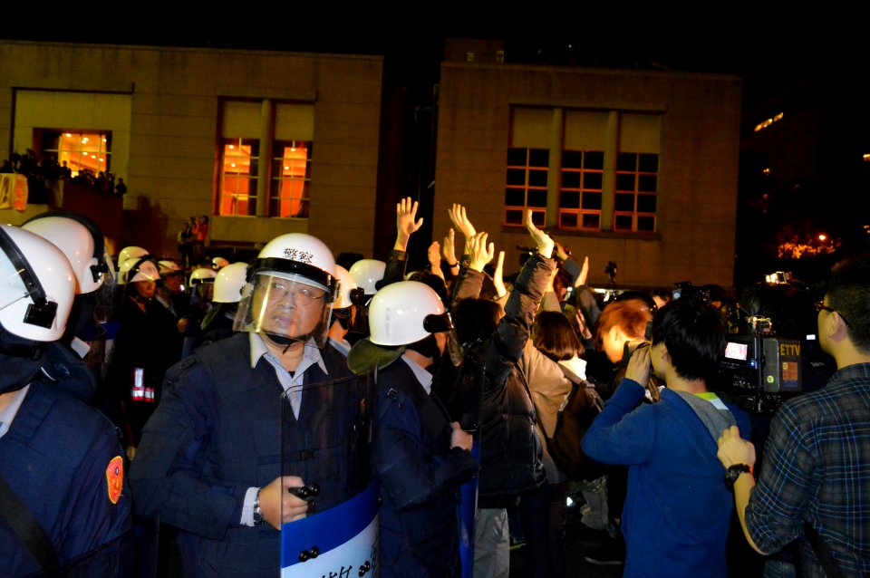 Occupy Executive Yuan by VOA (8)
