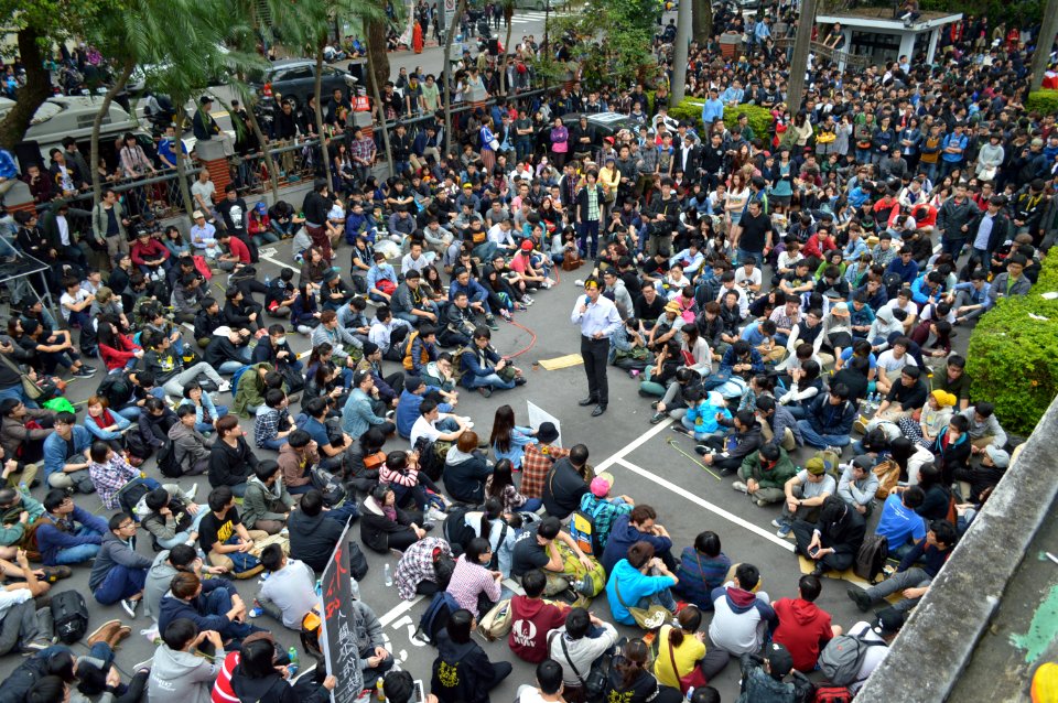 Occupy Taiwan Legislature by VOA (5)